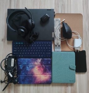 Elektronik Laptop und Tablet. Packliste für Handgepäck.