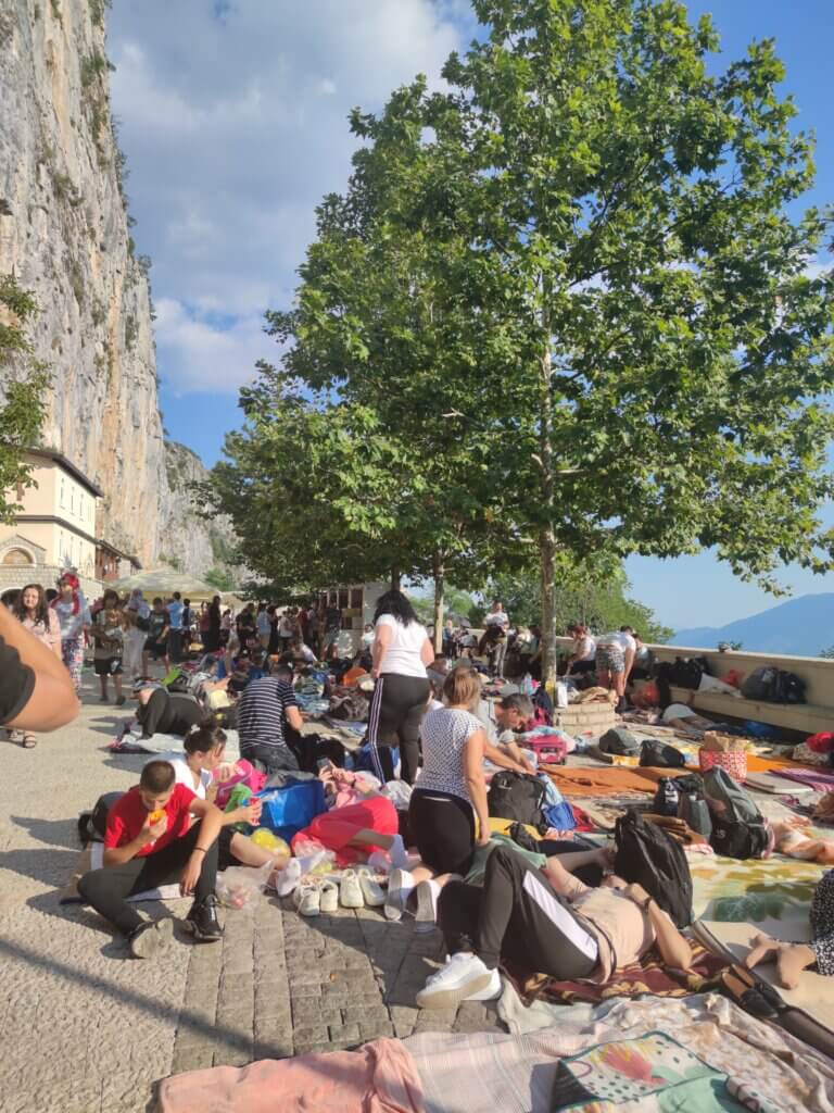 Gläubige aus aller Welt am Ostrong Kloster